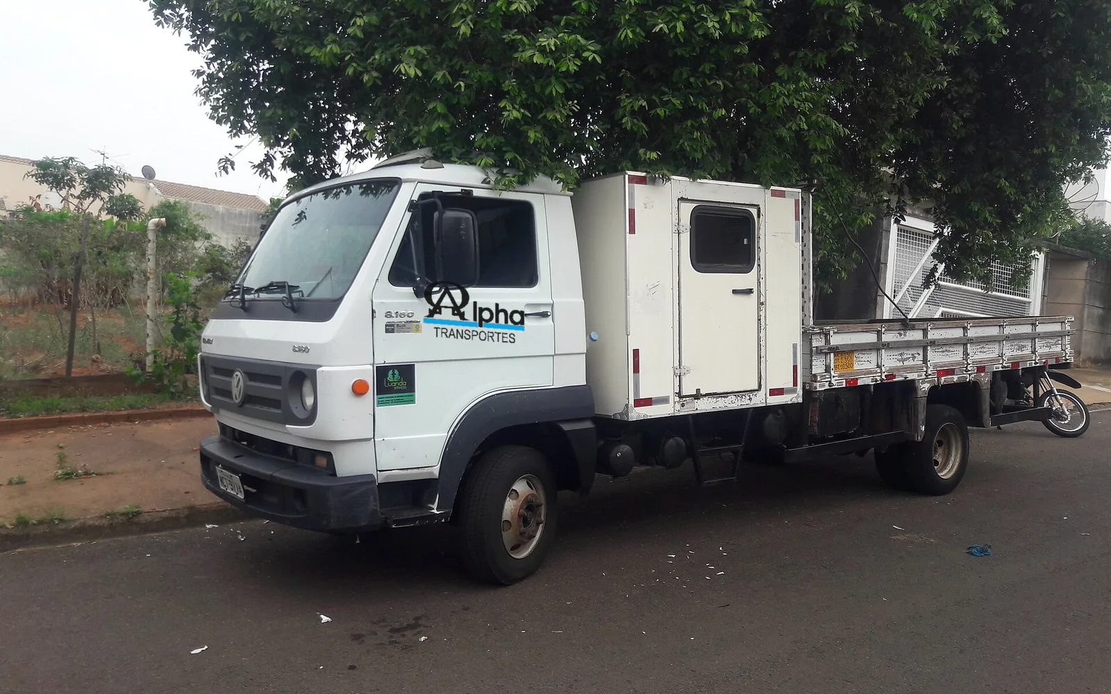 Caminhão da Alpha Transportes com a marca aplicada na cabine