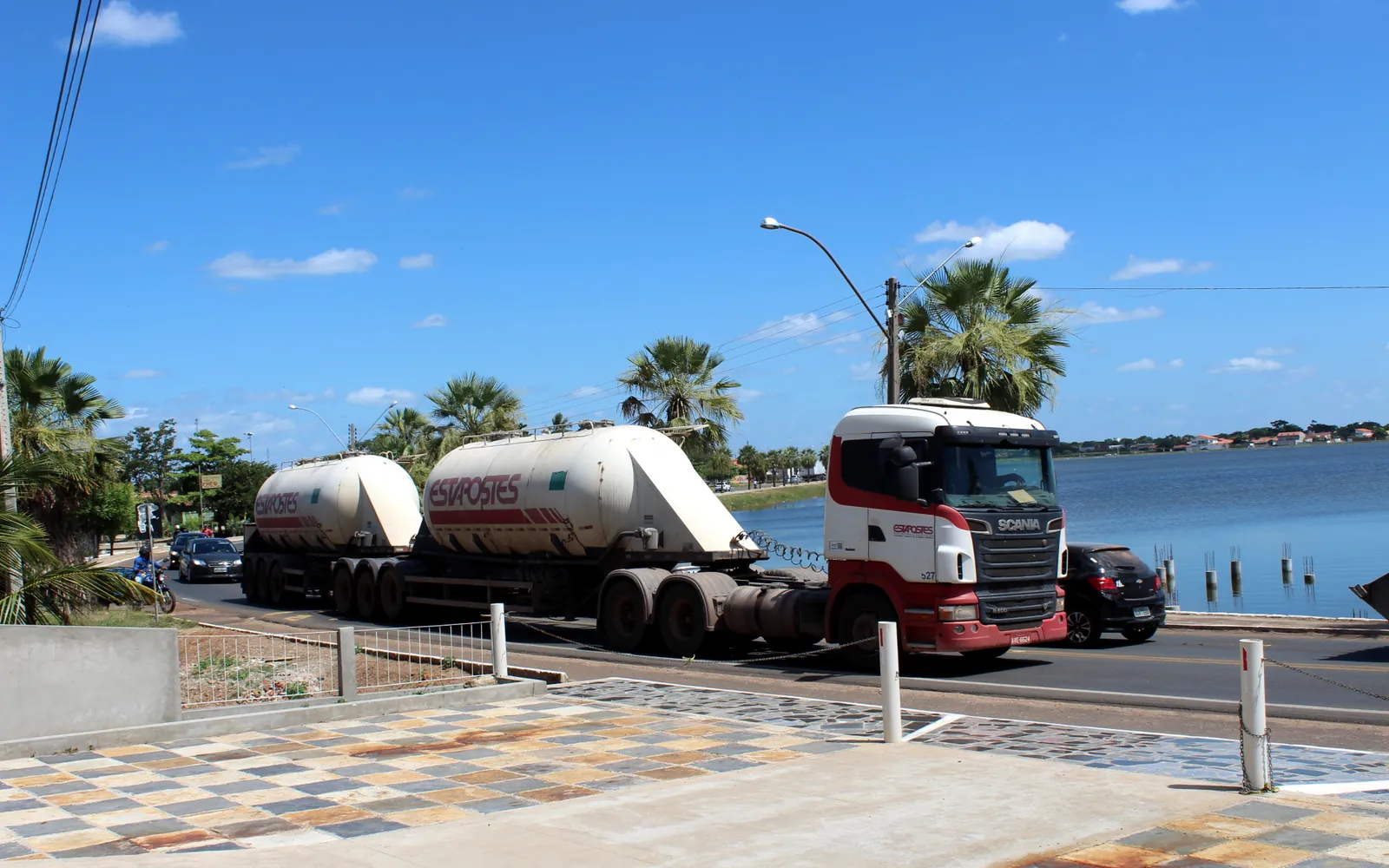 Cavalo mecânico puxando tanque em rodovia brasileira, frota de transporte rodoviário
